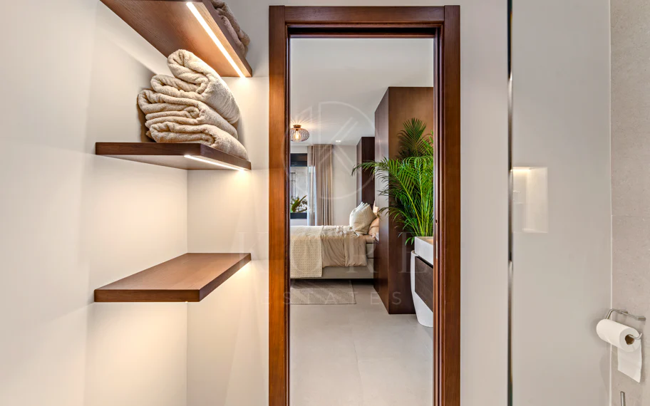 Apartamento de lujo renovado con vistas panorámicas al mar en la Milla de Oro de Marbella
