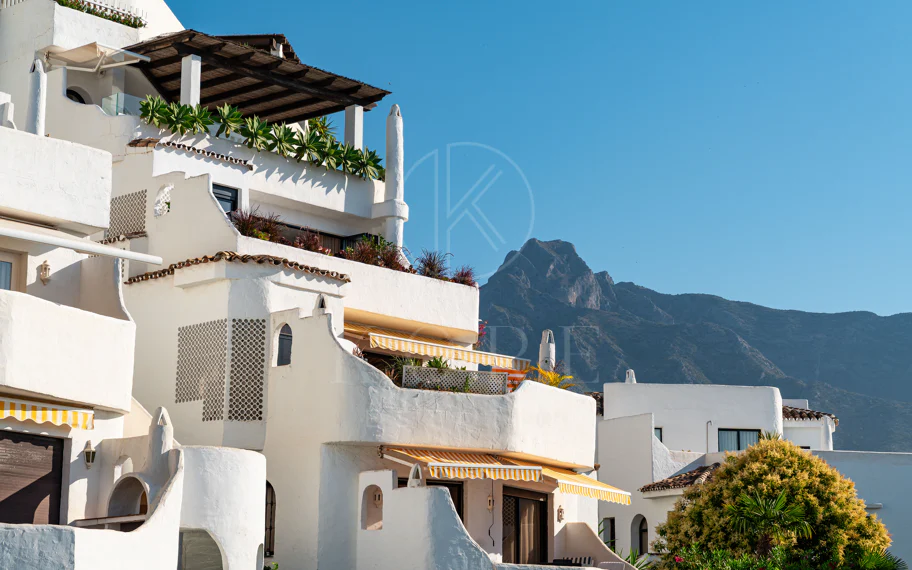 Apartamento de lujo renovado con vistas panorámicas al mar en la Milla de Oro de Marbella