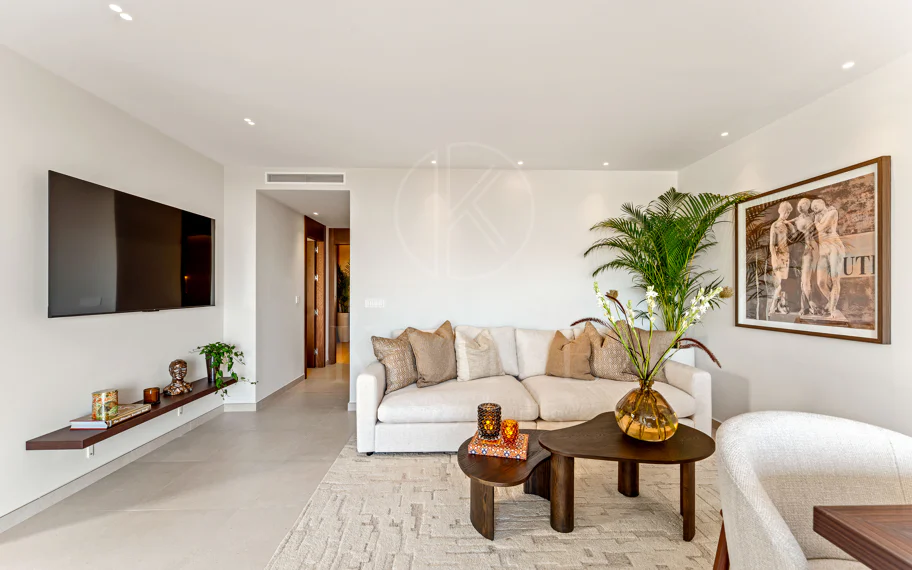Apartamento de lujo renovado con vistas panorámicas al mar en la Milla de Oro de Marbella