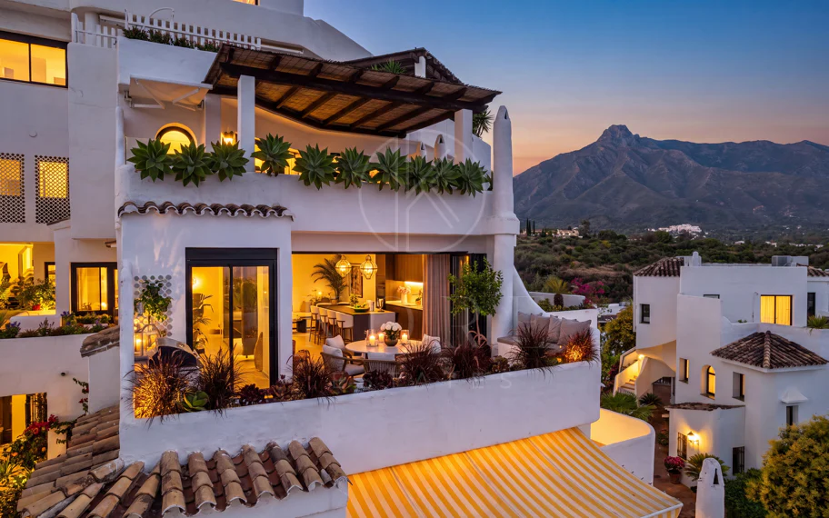 Apartamento de lujo renovado con vistas panorámicas al mar en la Milla de Oro de Marbella
