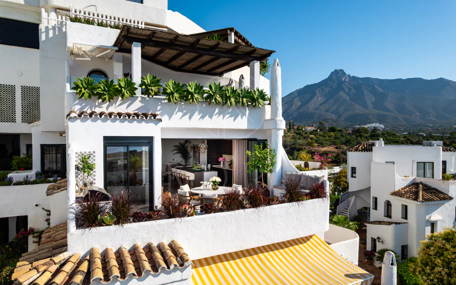 Apartamento de lujo renovado con vistas panorámicas al mar en la Milla de Oro de Marbella
