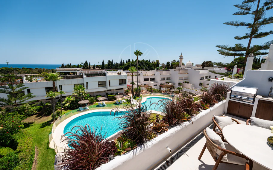 Apartamento de lujo renovado con vistas panorámicas al mar en la Milla de Oro de Marbella