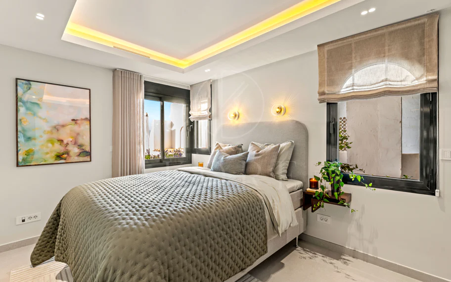 Apartamento de lujo renovado con vistas panorámicas al mar en la Milla de Oro de Marbella