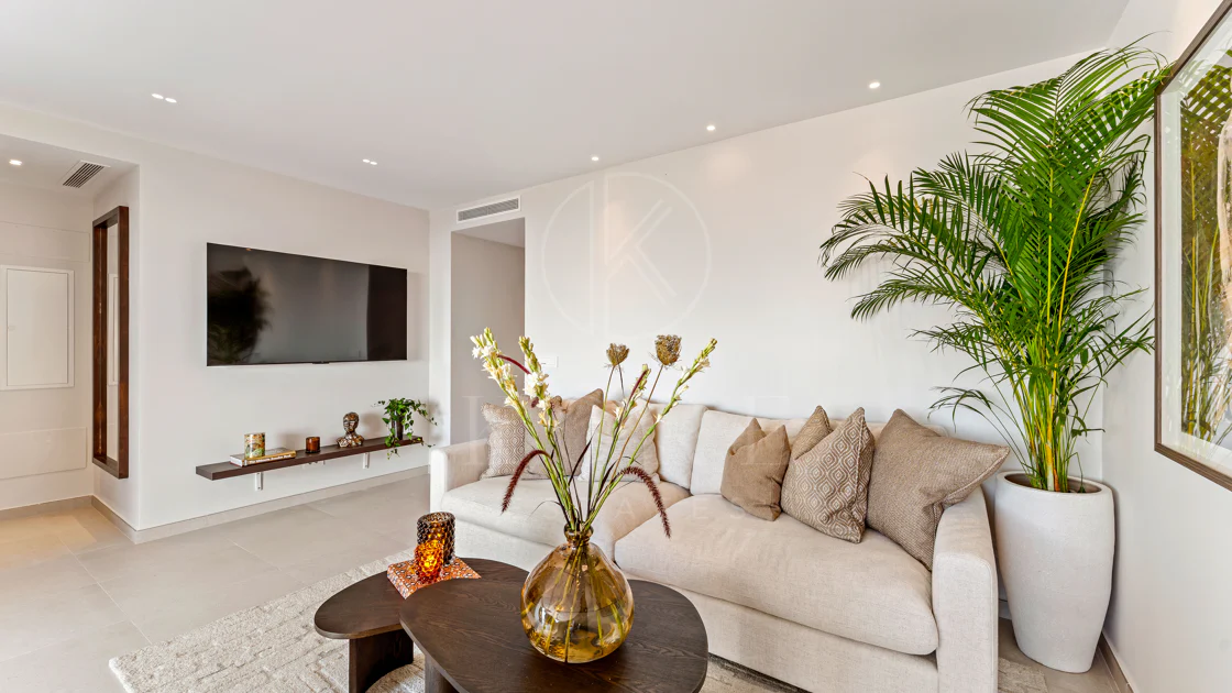 Renovated Luxury Apartment with Panoramic Sea Views on Marbella’s Golden Mile