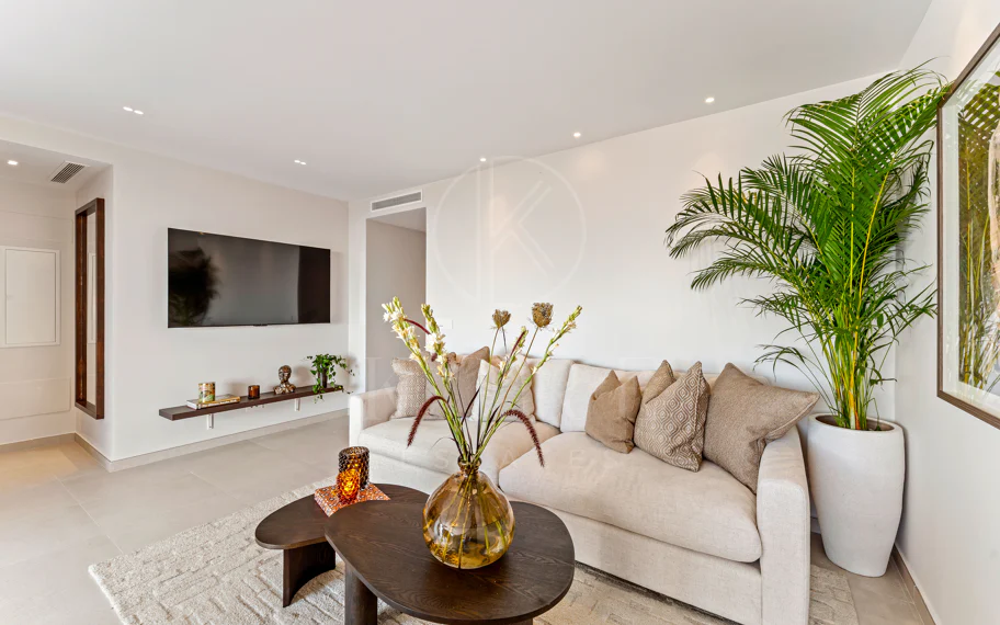 Apartamento de lujo renovado con vistas panorámicas al mar en la Milla de Oro de Marbella