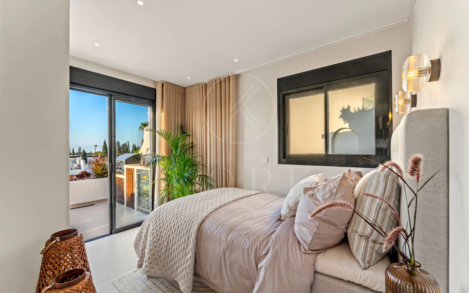 Apartamento de lujo renovado con vistas panorámicas al mar en la Milla de Oro de Marbella