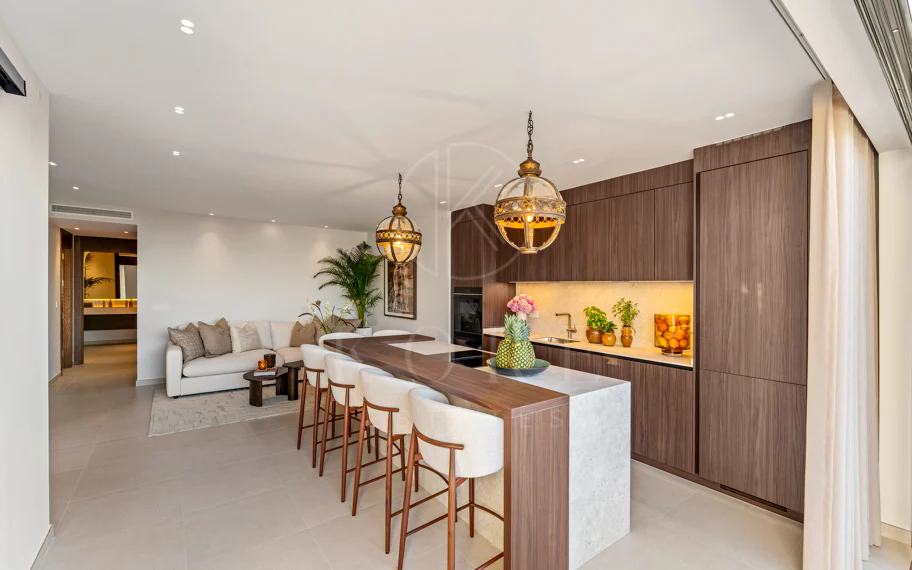 Apartamento de lujo renovado con vistas panorámicas al mar en la Milla de Oro de Marbella