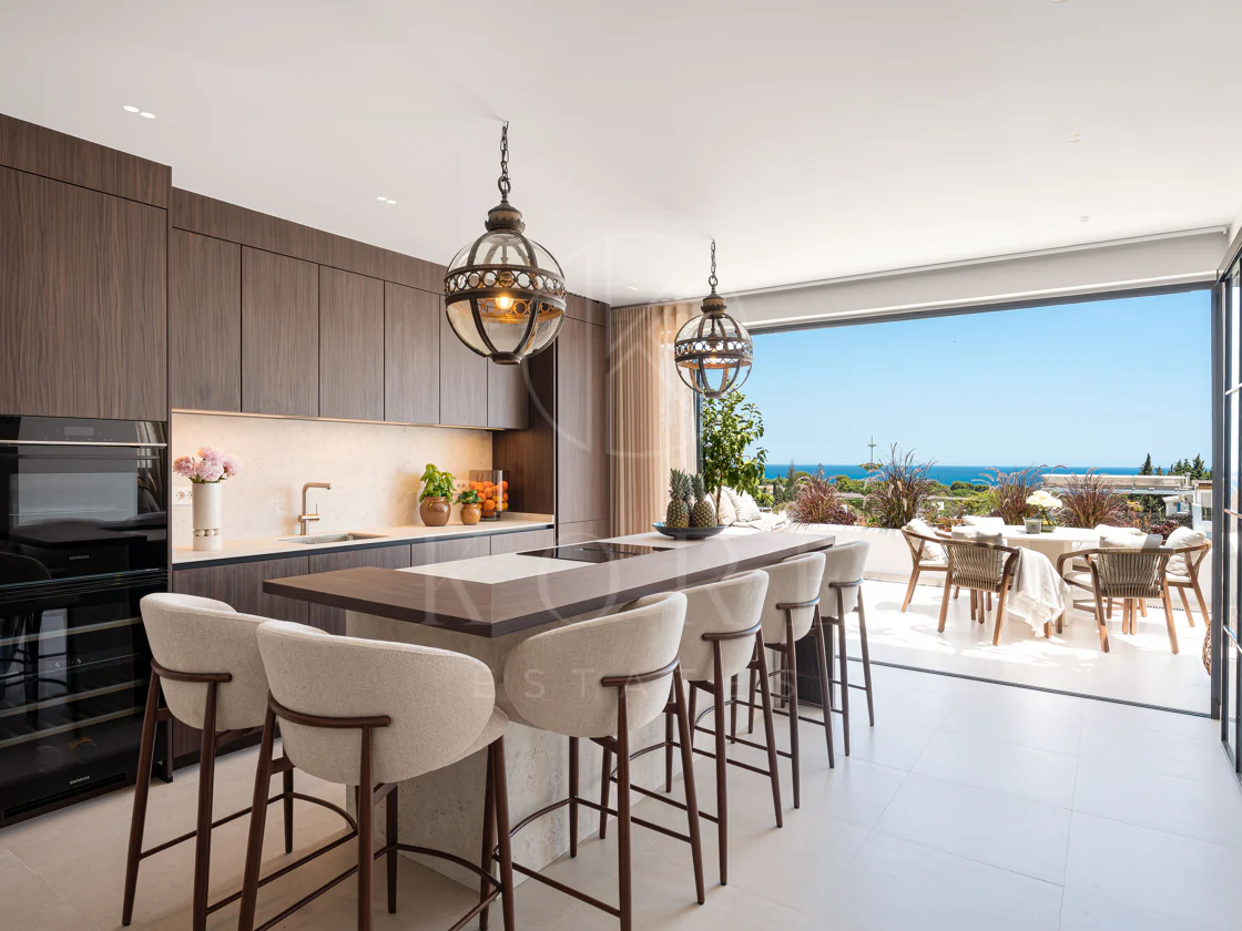 Apartamento de lujo renovado con vistas panorámicas al mar en la Milla de Oro de Marbella