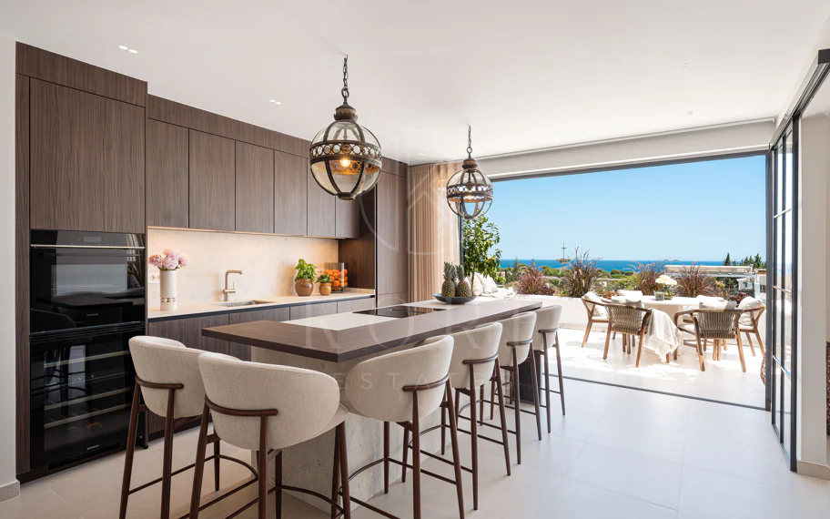 Apartamento de lujo renovado con vistas panorámicas al mar en la Milla de Oro de Marbella
