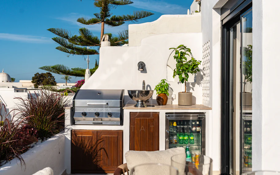 Apartamento de lujo renovado con vistas panorámicas al mar en la Milla de Oro de Marbella