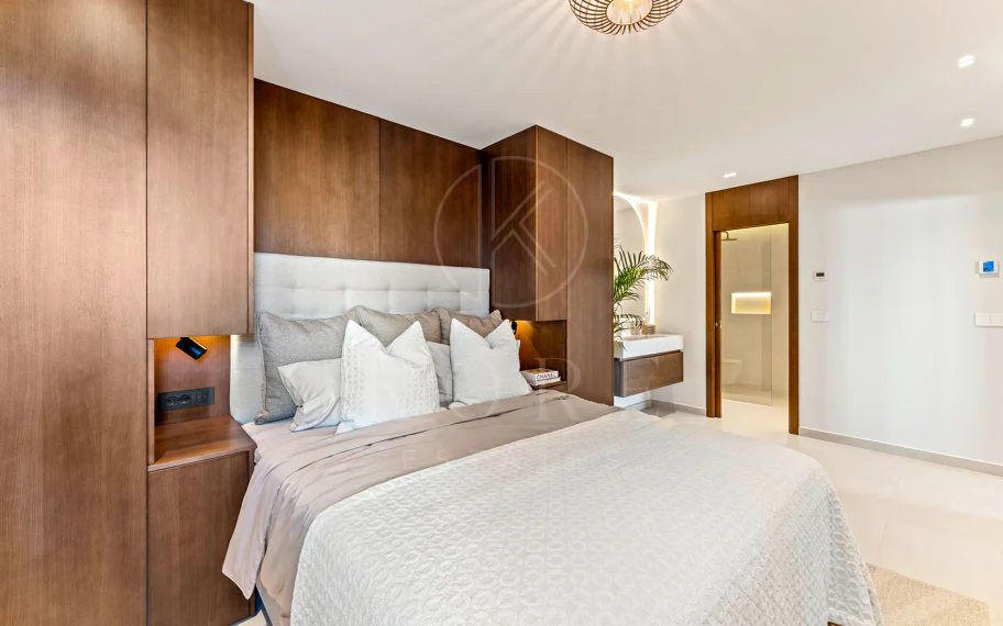 Apartamento de lujo renovado con vistas panorámicas al mar en la Milla de Oro de Marbella