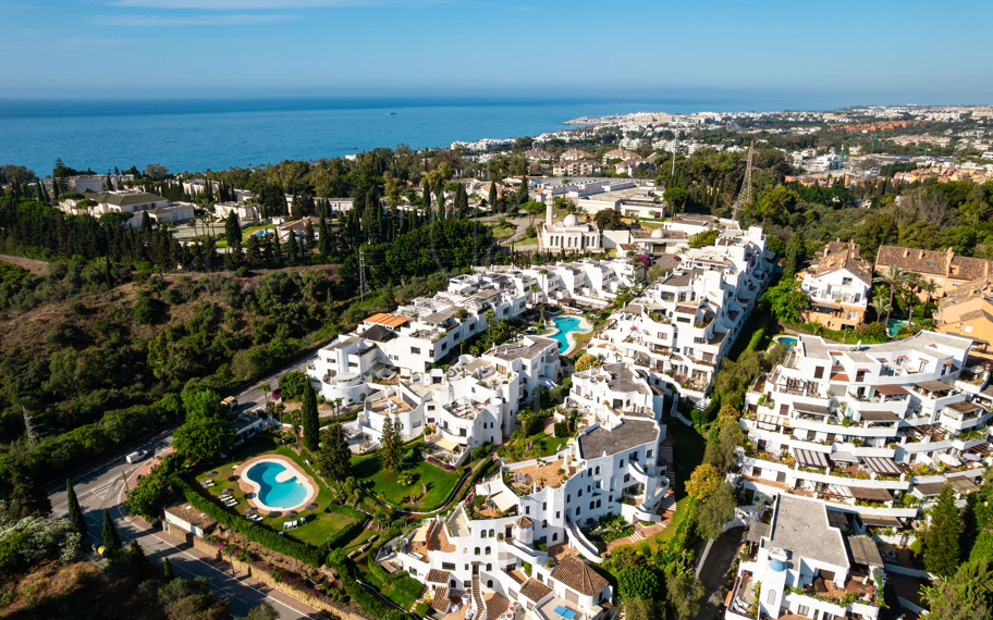 Apartamento de lujo renovado con vistas panorámicas al mar en la Milla de Oro de Marbella