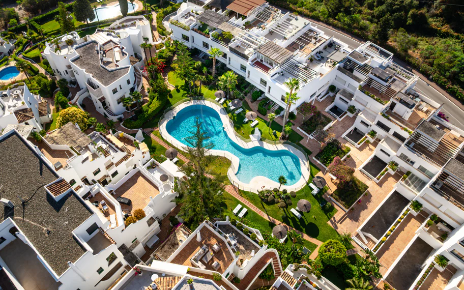 Apartamento de lujo renovado con vistas panorámicas al mar en la Milla de Oro de Marbella