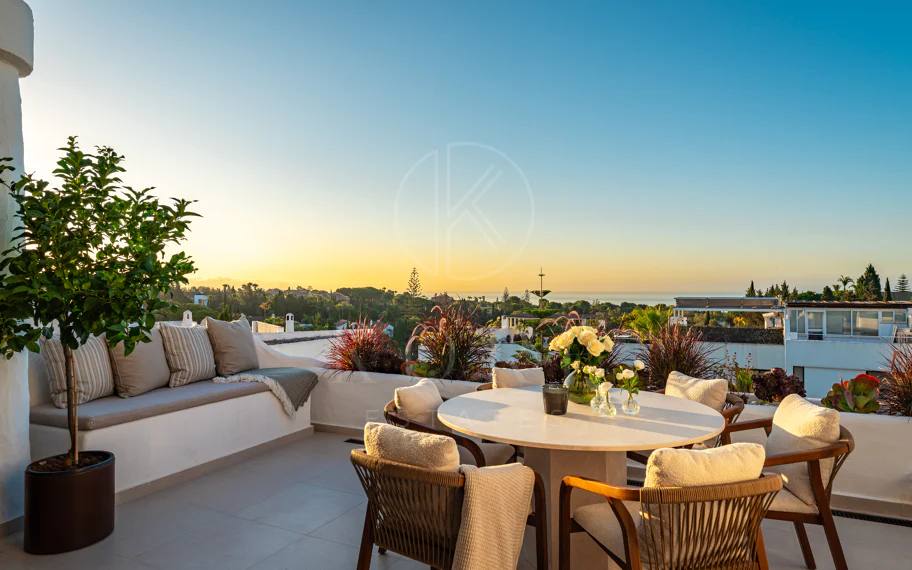 Apartamento de lujo renovado con vistas panorámicas al mar en la Milla de Oro de Marbella