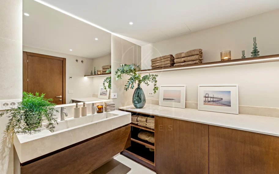 Apartamento de lujo renovado con vistas panorámicas al mar en la Milla de Oro de Marbella