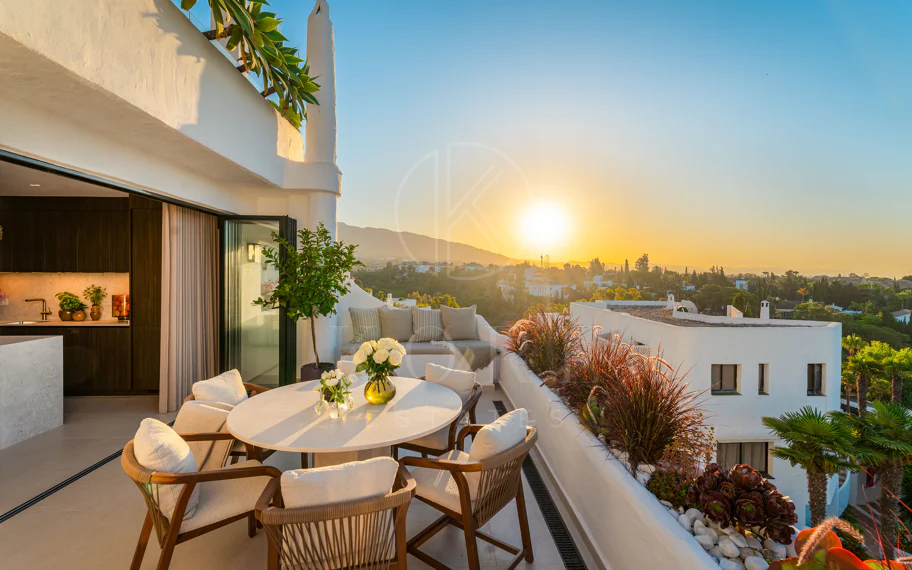 Apartamento de lujo renovado con vistas panorámicas al mar en la Milla de Oro de Marbella