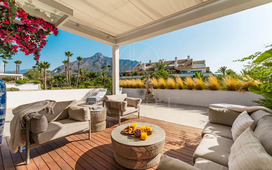 Ático Dúplex de Lujo Renovado en la Milla de Oro de Marbella