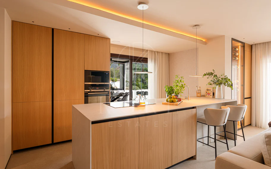 Ático Dúplex de Lujo Renovado en la Milla de Oro de Marbella