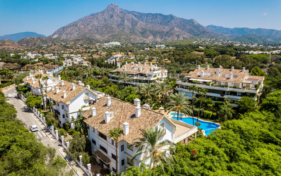 Ático Dúplex de Lujo Renovado en la Milla de Oro de Marbella