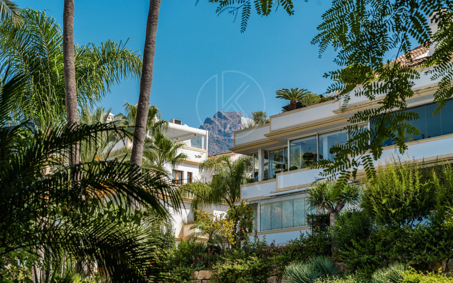 Ático Dúplex de Lujo Renovado en la Milla de Oro de Marbella