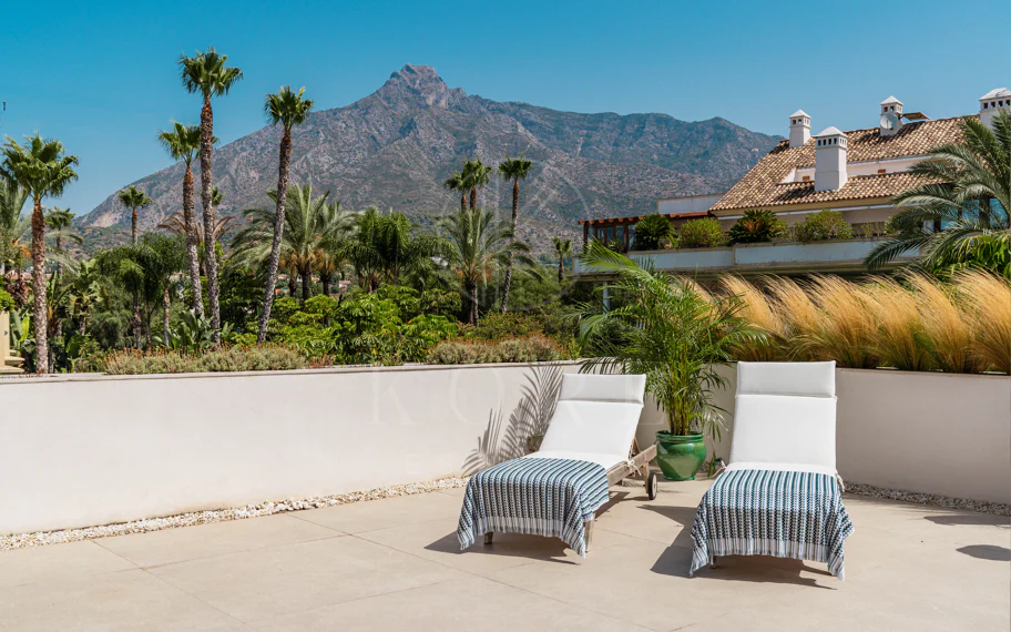 Ático Dúplex de Lujo Renovado en la Milla de Oro de Marbella