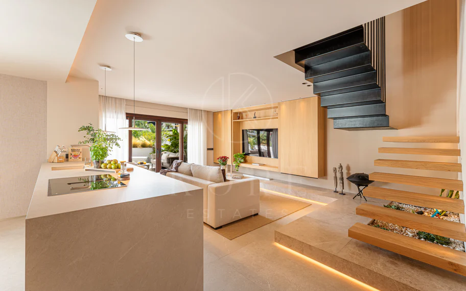 Ático Dúplex de Lujo Renovado en la Milla de Oro de Marbella
