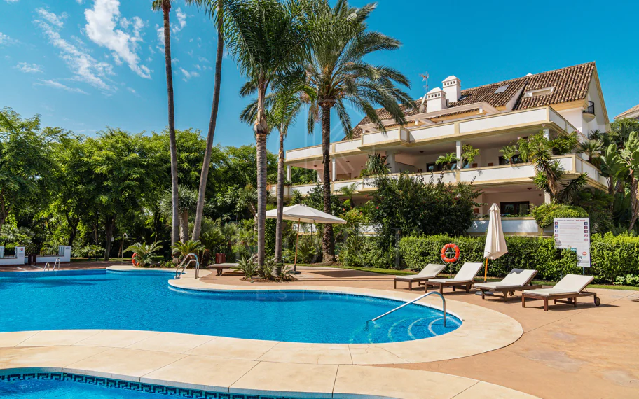 Ático Dúplex de Lujo Renovado en la Milla de Oro de Marbella
