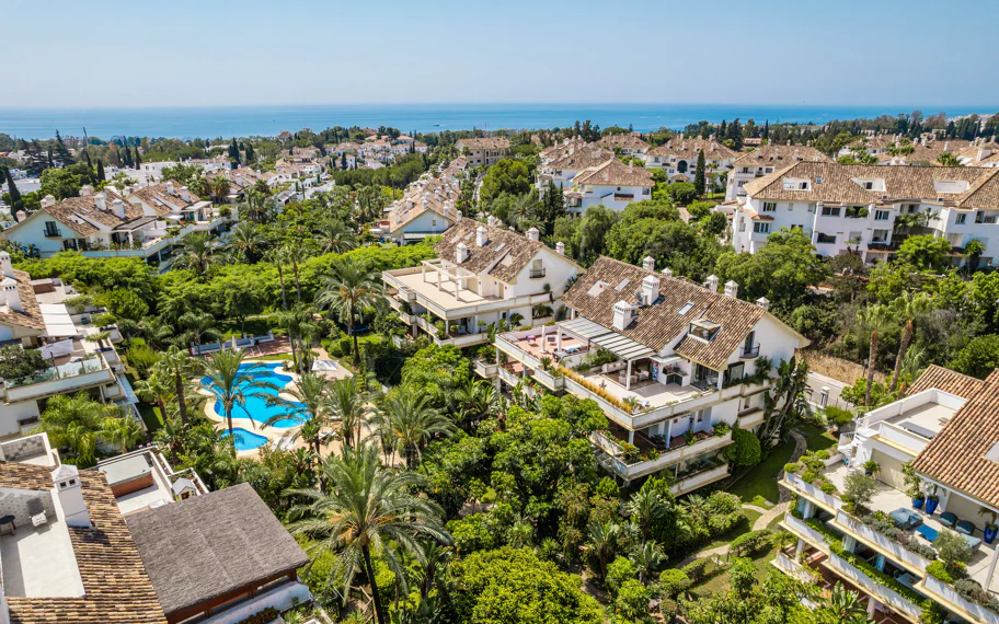 Ático Dúplex de Lujo Renovado en la Milla de Oro de Marbella