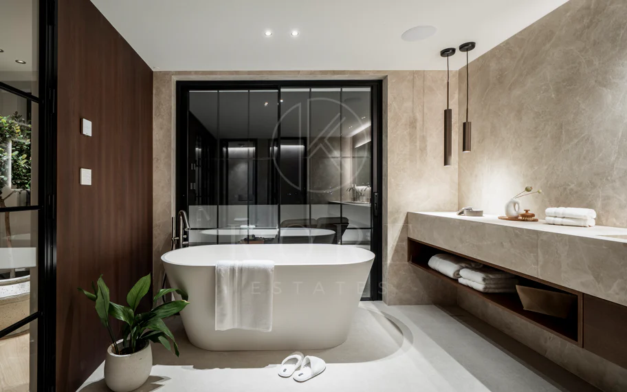 Ubicado en el corazón de Nueva Andalucía, Auriga 13 es una villa recientemente renovada que ofrece una mezcla de confort y estilo