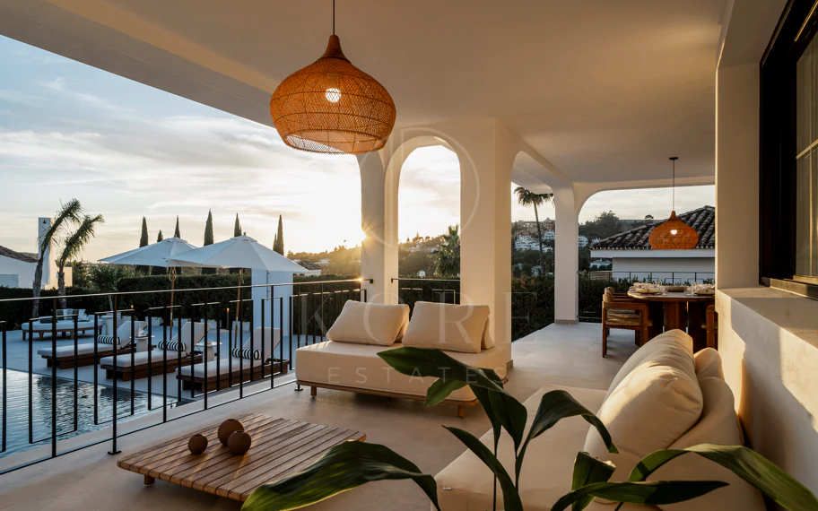 Ubicado en el corazón de Nueva Andalucía, Auriga 13 es una villa recientemente renovada que ofrece una mezcla de confort y estilo
