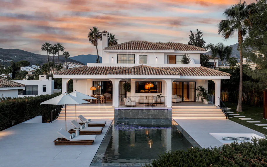 Ubicado en el corazón de Nueva Andalucía, Auriga 13 es una villa recientemente renovada que ofrece una mezcla de confort y estilo