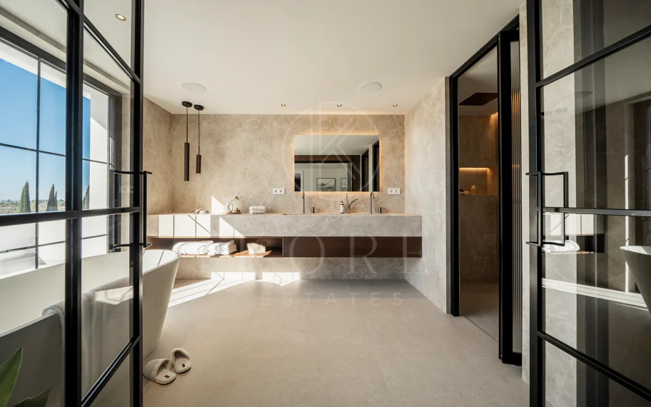 Ubicado en el corazón de Nueva Andalucía, Auriga 13 es una villa recientemente renovada que ofrece una mezcla de confort y estilo