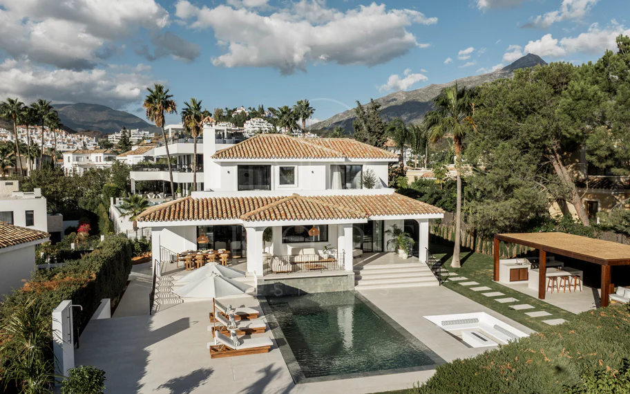 Ubicado en el corazón de Nueva Andalucía, Auriga 13 es una villa recientemente renovada que ofrece una mezcla de confort y estilo