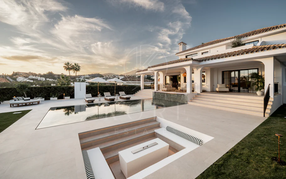 Ubicado en el corazón de Nueva Andalucía, Auriga 13 es una villa recientemente renovada que ofrece una mezcla de confort y estilo