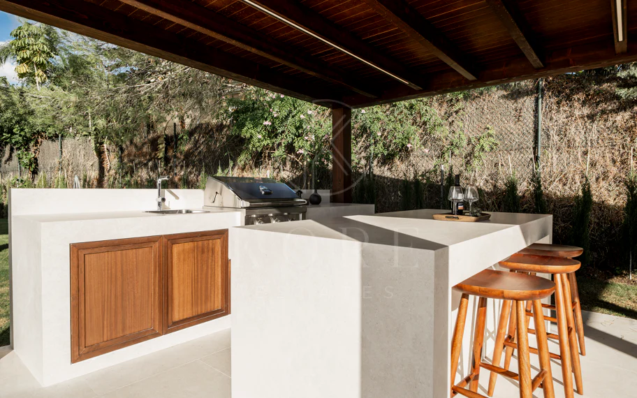 Ubicado en el corazón de Nueva Andalucía, Auriga 13 es una villa recientemente renovada que ofrece una mezcla de confort y estilo