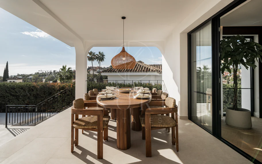 Ubicado en el corazón de Nueva Andalucía, Auriga 13 es una villa recientemente renovada que ofrece una mezcla de confort y estilo