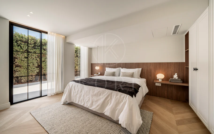 Ubicado en el corazón de Nueva Andalucía, Auriga 13 es una villa recientemente renovada que ofrece una mezcla de confort y estilo
