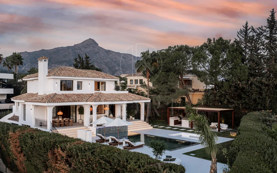 Ubicado en el corazón de Nueva Andalucía, Auriga 13 es una villa recientemente renovada que ofrece una mezcla de confort y estilo