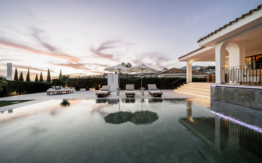 Ubicado en el corazón de Nueva Andalucía, Auriga 13 es una villa recientemente renovada que ofrece una mezcla de confort y estilo