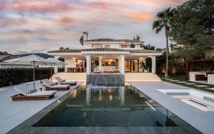 Ubicado en el corazón de Nueva Andalucía, Auriga 13 es una villa recientemente renovada que ofrece una mezcla de confort y estilo