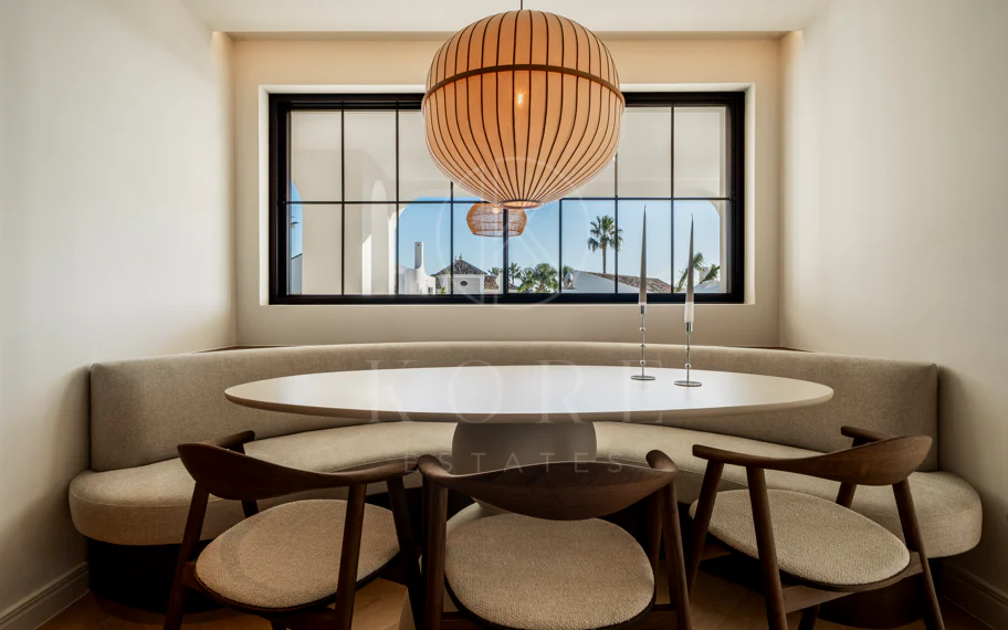 Ubicado en el corazón de Nueva Andalucía, Auriga 13 es una villa recientemente renovada que ofrece una mezcla de confort y estilo