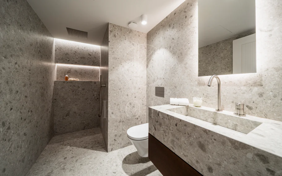 Ubicado en el corazón de Nueva Andalucía, Auriga 13 es una villa recientemente renovada que ofrece una mezcla de confort y estilo