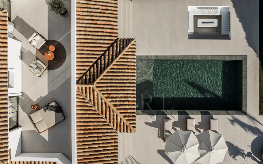 Ubicado en el corazón de Nueva Andalucía, Auriga 13 es una villa recientemente renovada que ofrece una mezcla de confort y estilo