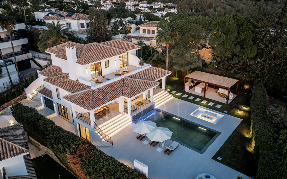Ubicado en el corazón de Nueva Andalucía, Auriga 13 es una villa recientemente renovada que ofrece una mezcla de confort y estilo