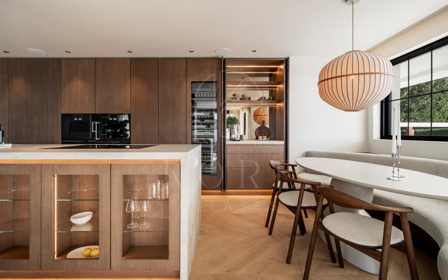 Ubicado en el corazón de Nueva Andalucía, Auriga 13 es una villa recientemente renovada que ofrece una mezcla de confort y estilo