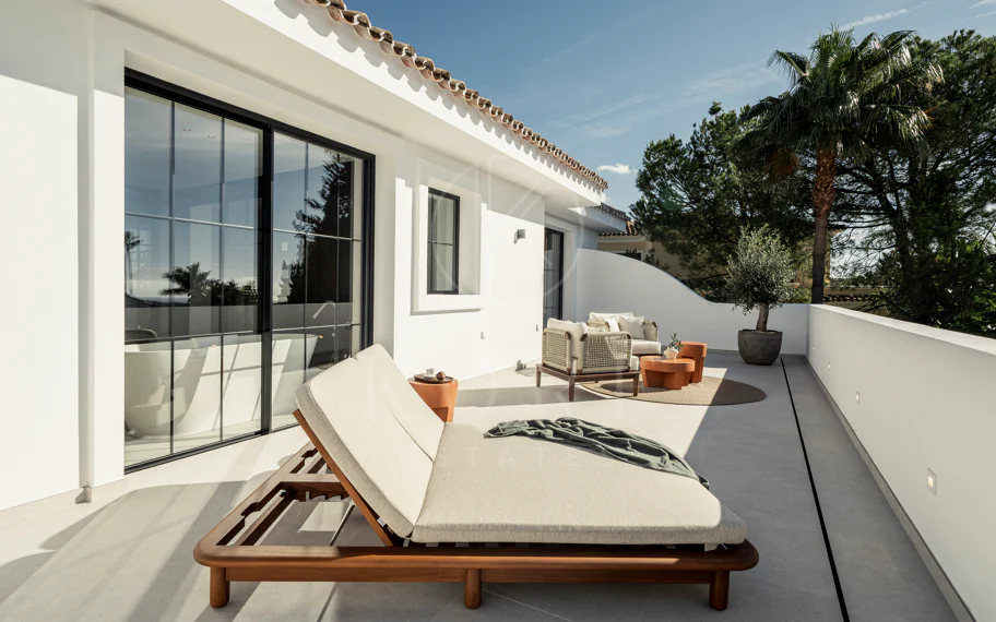 Ubicado en el corazón de Nueva Andalucía, Auriga 13 es una villa recientemente renovada que ofrece una mezcla de confort y estilo