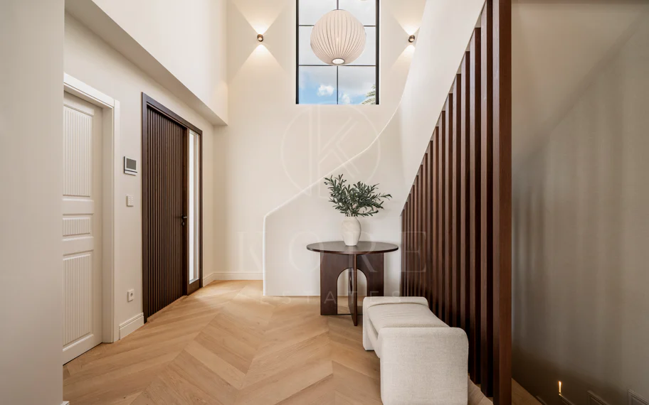 Ubicado en el corazón de Nueva Andalucía, Auriga 13 es una villa recientemente renovada que ofrece una mezcla de confort y estilo
