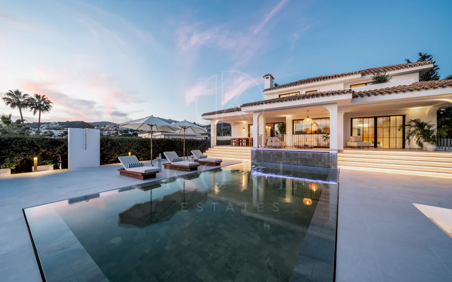 Ubicado en el corazón de Nueva Andalucía, Auriga 13 es una villa recientemente renovada que ofrece una mezcla de confort y estilo