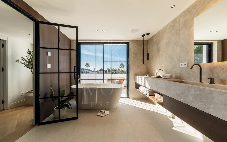 Ubicado en el corazón de Nueva Andalucía, Auriga 13 es una villa recientemente renovada que ofrece una mezcla de confort y estilo