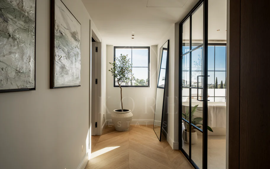 Ubicado en el corazón de Nueva Andalucía, Auriga 13 es una villa recientemente renovada que ofrece una mezcla de confort y estilo